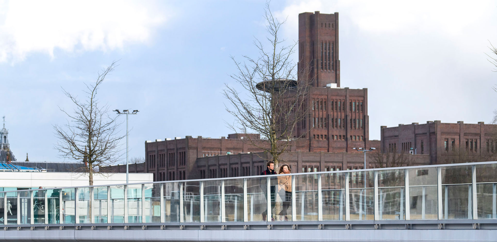 Nieuwbouw De Nieuwe Defensie Utrecht - Zicht op de Inktpot en voetgangersbrug station Utrecht Centraal - 1000.jpg